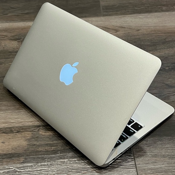 MacBook Air 11 Inch - Picture 5 of 7